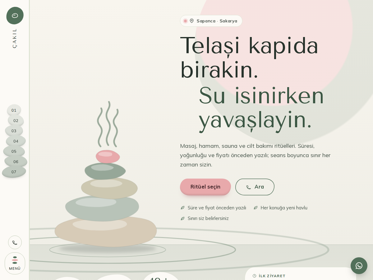 Dinginlik teması ana sayfası: açık bej zeminde dengede duran çakıl taşları, yükselen buhar çizgileri ve “Telaşı kapıda bırakın.” başlığı.
