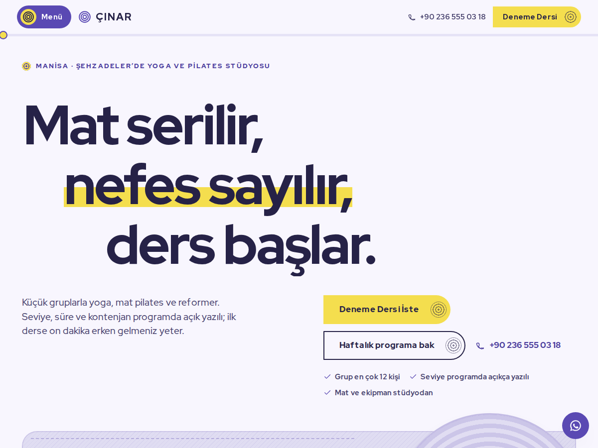 Mat teması ana sayfası: açık lavanta zeminde yoga matı üzerinde dört soyut poz, nefes halkası ve “Mat serilir, nefes sayılır, ders başlar” başlığı